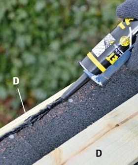 Der fuges med tagpaplim på taget til skur Der fuges med tagpaplim mellem pap og lodret inddækning på skur